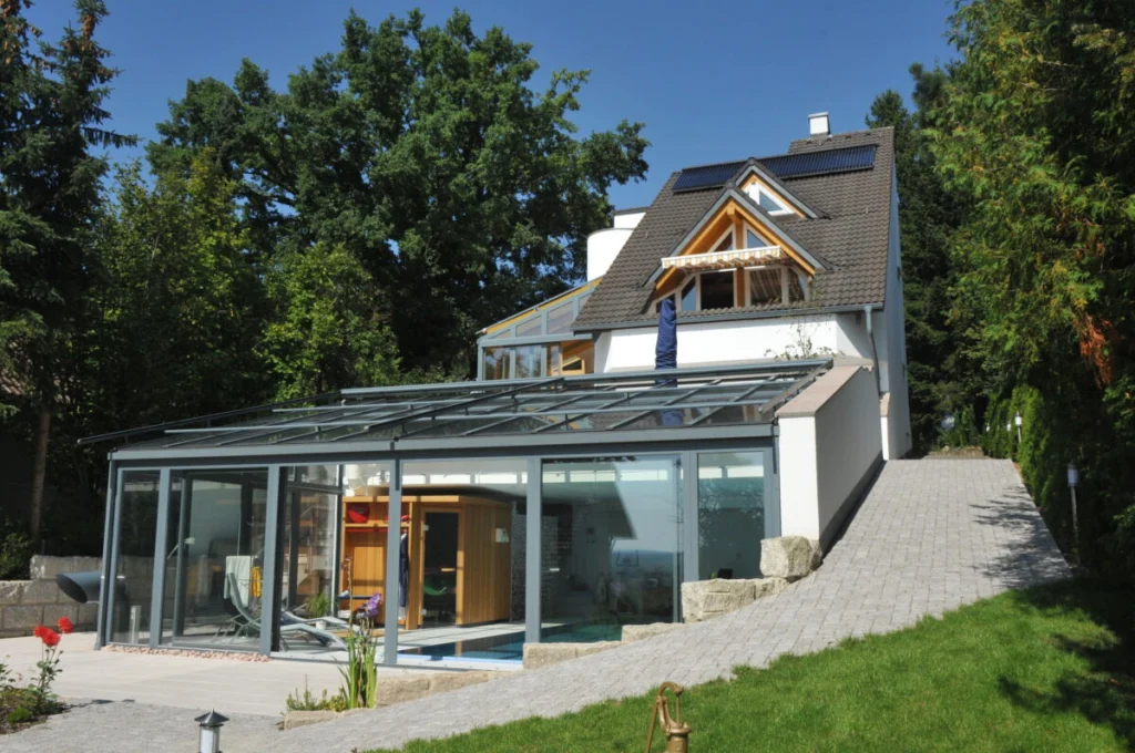 Haus am Hang in Buckenhofen mit Schwimmbad-Wintergarten aus Glas und Anthrazit und zweitem Wintergarten oben
