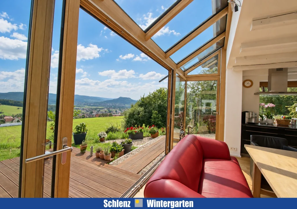 Wintergarten mit weit geöffneter Terrassentür, Blick auf Terrasse, Blumen und Panorama, Referenzobjekt Reifenberg