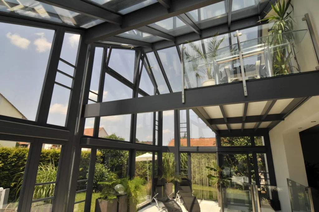 Wintergarten in Baiersdorf innen, Blick zur Galerie mit Glasbrüstung, Stahlträger, Glasdach mit offenen Lüftungsflügeln