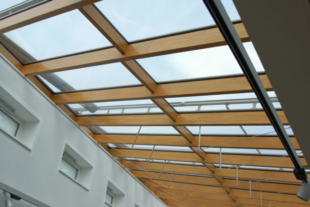 Glasdach der Klinik Ebermannstadt im Detail, Holzsparren, Querriegel und Beschattung mit Seilführung von unten