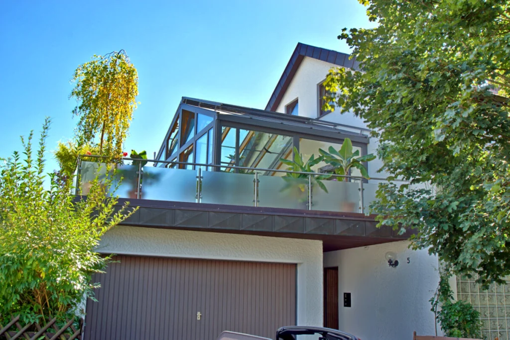 Wintergarten in Neudrossenfeld mit Satteldach auf der Doppelgarage, außen anthrazit, Balkon mit Milchglasbrüstung
