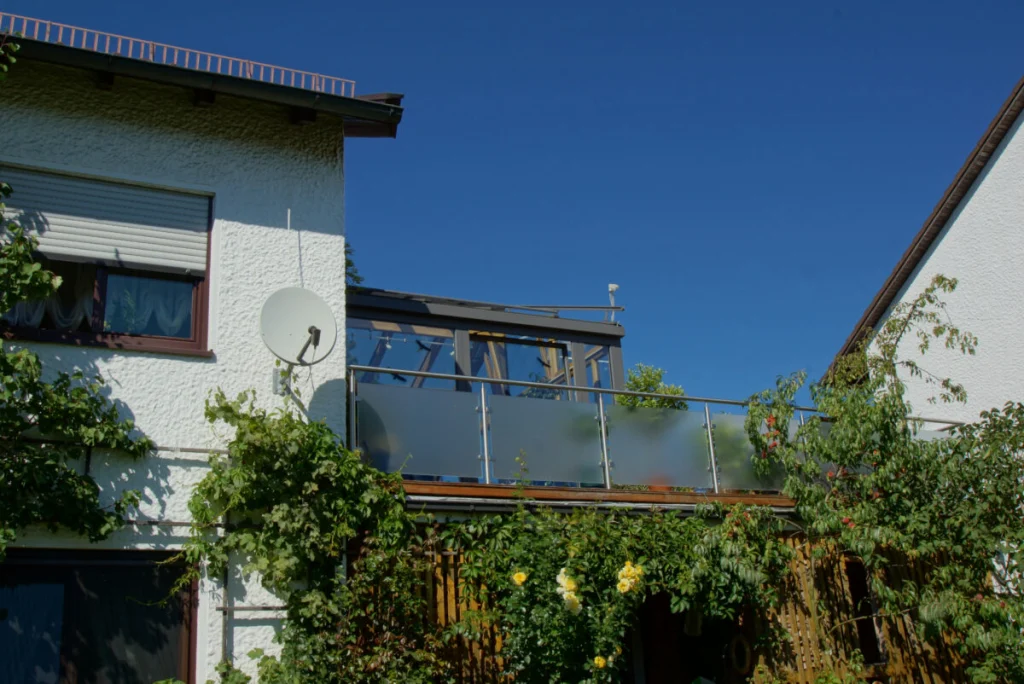 Wintergarten in Neudrossenfeld auf der Garage, Satteldach mit Glasgiebel, Milchglasbrüstung, Blick vom Nachbargrundstück