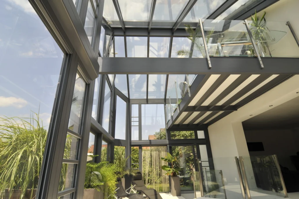 Wintergarten in Baiersdorf, Blick nach oben zur Galerie mit Glasbrüstung unter dem Glasdach