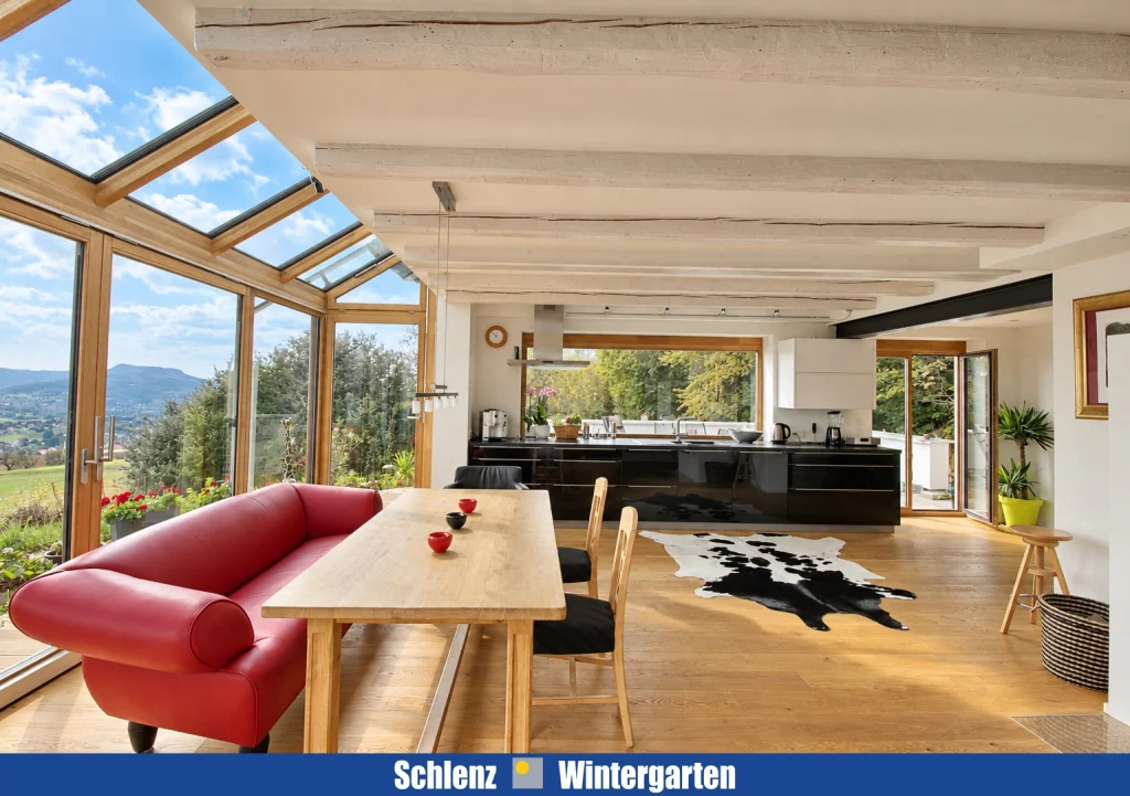Wintergarten mit zweitem Terrassenzugang, Blick in offene Küche und Wohnbereich, Referenzobjekt Reifenberg