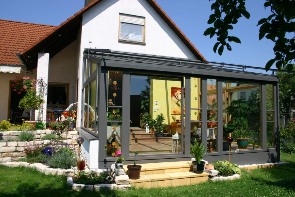 Pultdach-Wintergarten in Dechsendorf mit anthrazitfarbener Aluminiumschale und Glasdach, Blick vom Garten