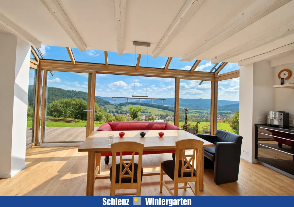 Wintergarten mit sehr weitem Panoramablick über die Landschaft und Terrassenmöblierung, Referenzobjekt Reifenberg