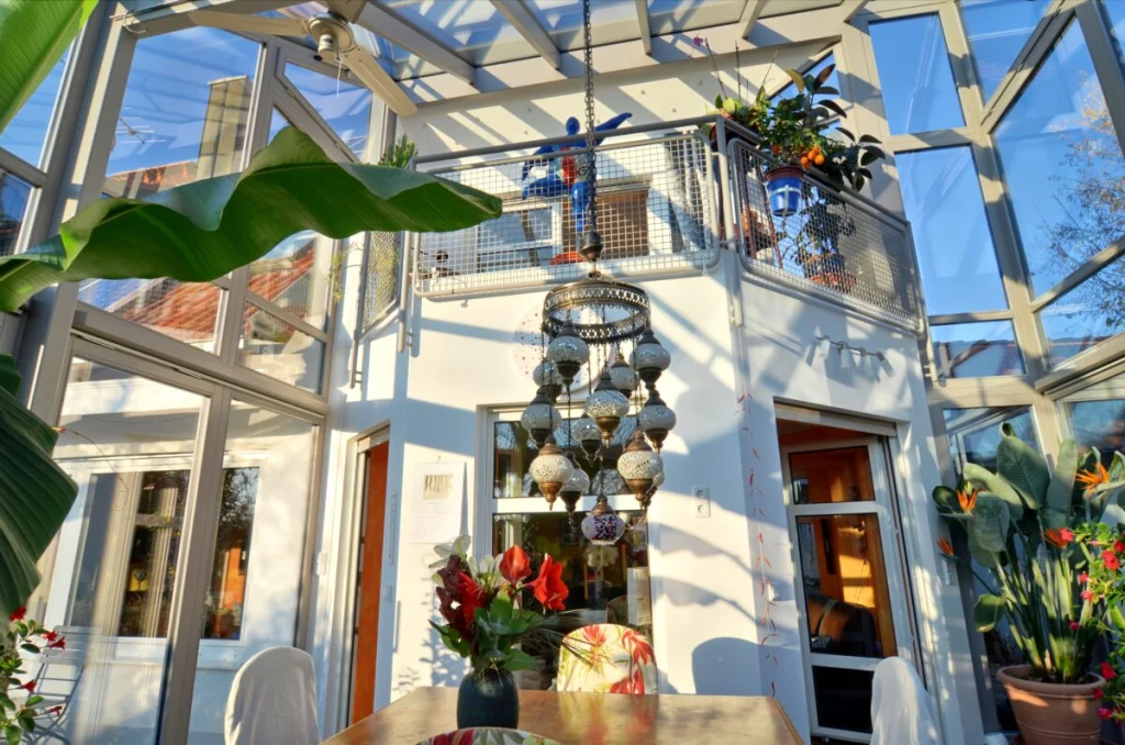 Wintergarten in Möhrendorf von innen, Luftraum über zwei Geschosse, Galerie mit Gittergeländer und Mosaikleuchte