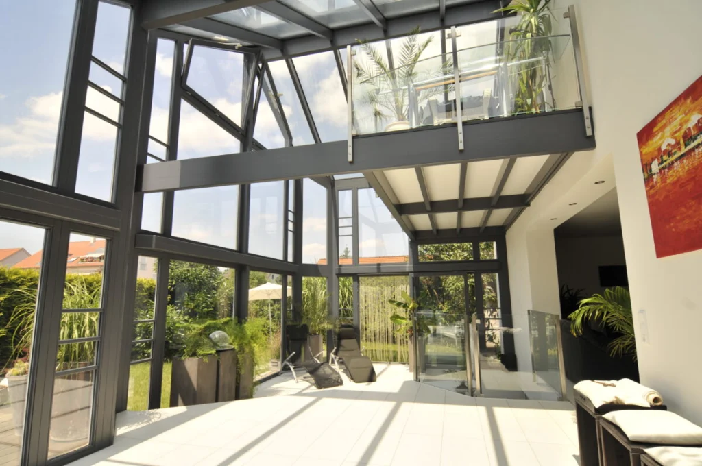 Wintergarten in Baiersdorf mit Galerie, geöffnetem Dachfenster und Glasbrüstung, Innenansicht bei Sonne