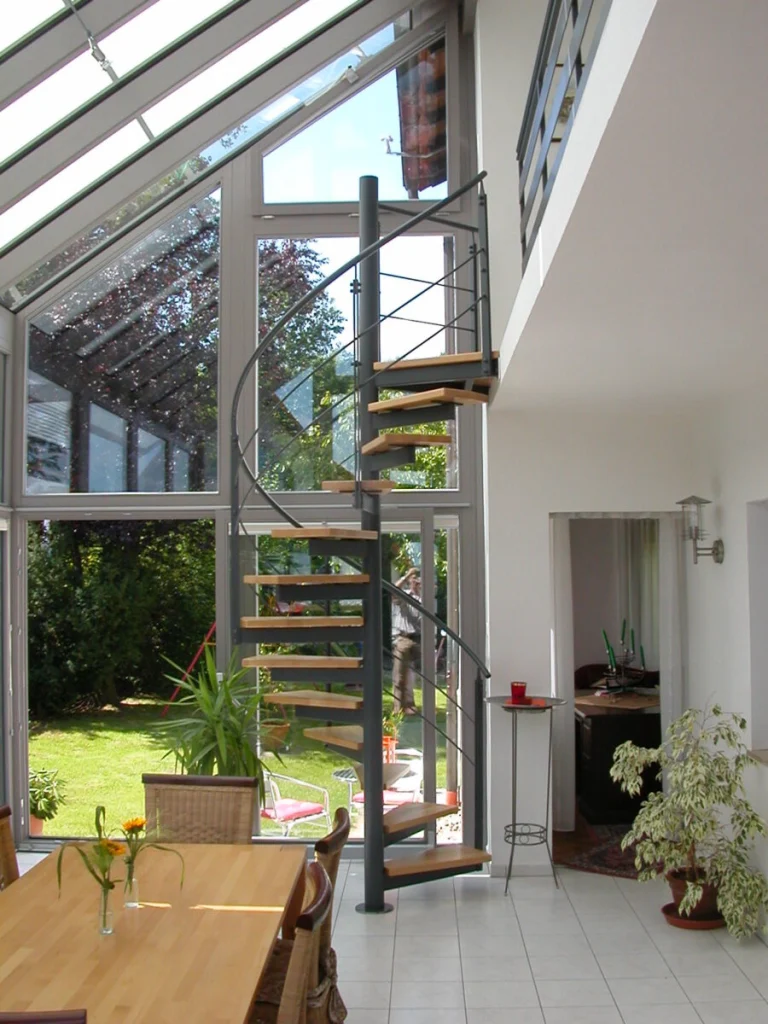 Wintergarten in Leutenbach mit Wendeltreppe und Glasdach über zwei Geschosse, Blick in den Garten
