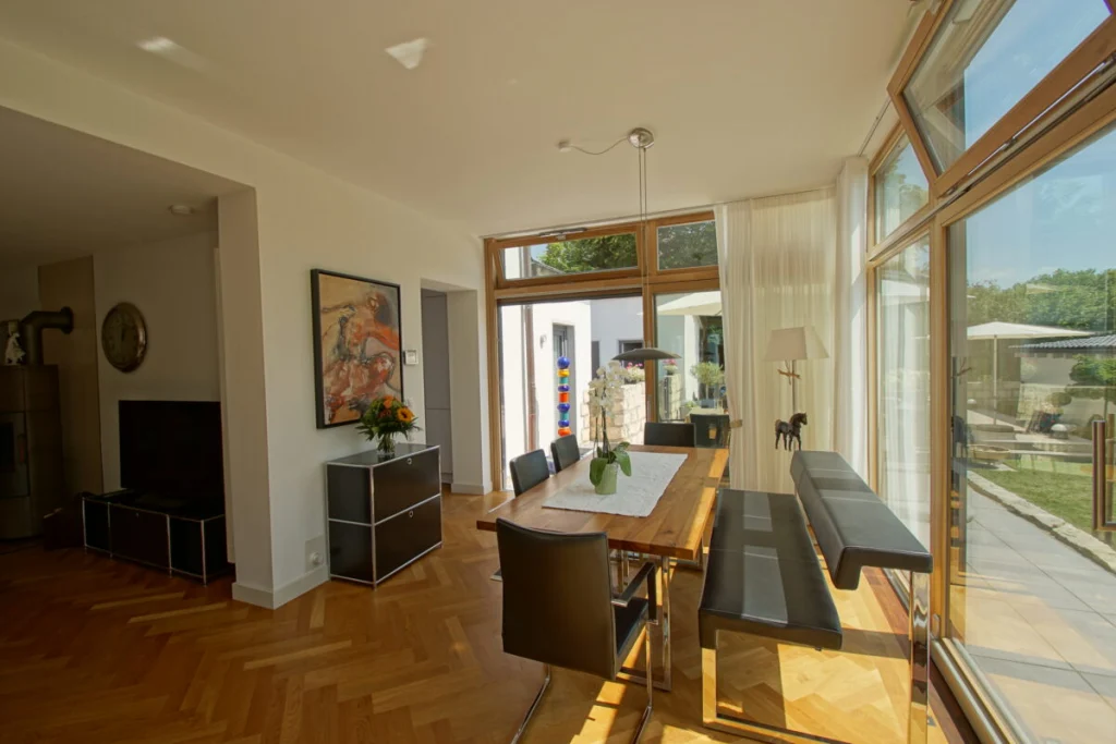 Wohnbereich mit Kaminofen und Esszimmer-Anbau in Coburg, bodentiefe Verglasung mit Holzrahmen