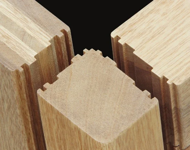 Holzrahmen mit Labyrinthverbindung, Nut und Feder greifen ineinander