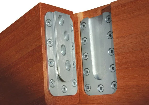 Zweiteiliger Schwalbenschwanz-Verbinder aus Aluminium im Holz