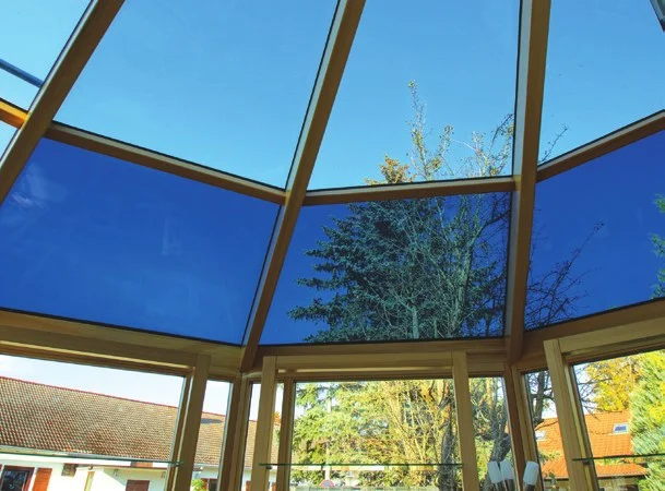 Wintergartendach mit elektrochromatischem Glas, Blick nach oben in den Himmel