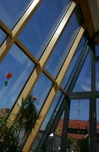 Holzsparren eines Glasdachs von innen
