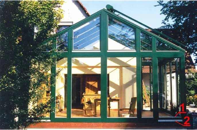 Grüner Holzwintergarten mit partieller Aluminiumabdeckung, Markierungen 1 und 2
