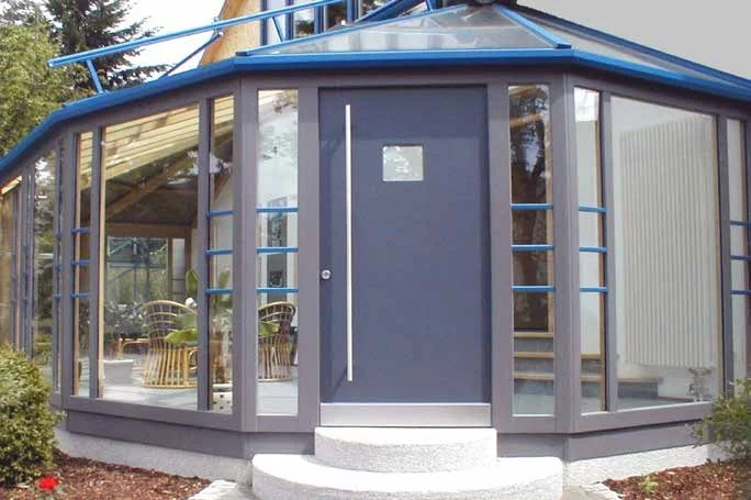 Wintergarten mit vollständiger Aluminiumverkleidung und Haustür, Markierungen 1 und 2