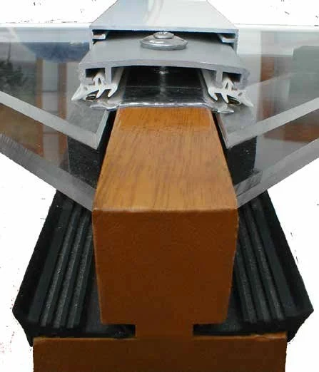 Schnitt durch das Dachprofil mit Aluminium-Deckschale, Grundprofil, Dichtung und Butylband