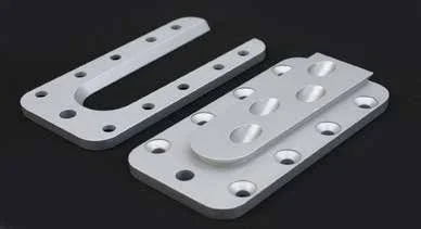 Zwei CNC-gefräste Verbinderteile aus Aluminium