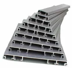 Stapel verschiedener Aluminiumprofile