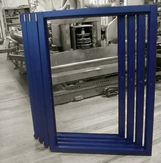 Blau beschichtete Fensterrahmen aus eigener Produktion in der Werkstatt