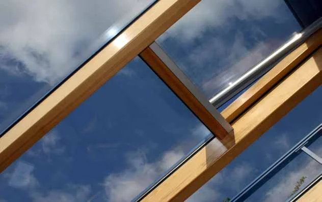 Dachfenster mit durchgehender Motorabdeckung zwischen den Sparren, Holz