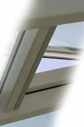 Detail der Motorabdeckung, weiß